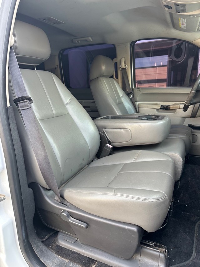 Chevrolet Silverado 2500HD Vehicle Full-screen Gallery Image 12