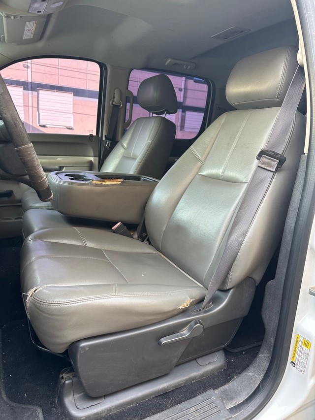 Chevrolet Silverado 2500HD Vehicle Full-screen Gallery Image 14