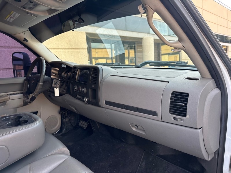 Chevrolet Silverado 2500HD Vehicle Full-screen Gallery Image 13