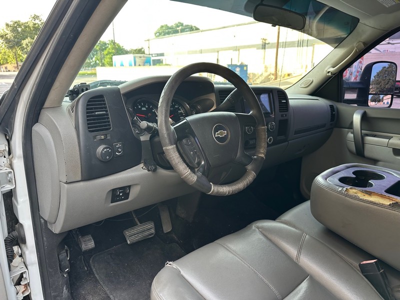 Chevrolet Silverado 2500HD Vehicle Full-screen Gallery Image 15