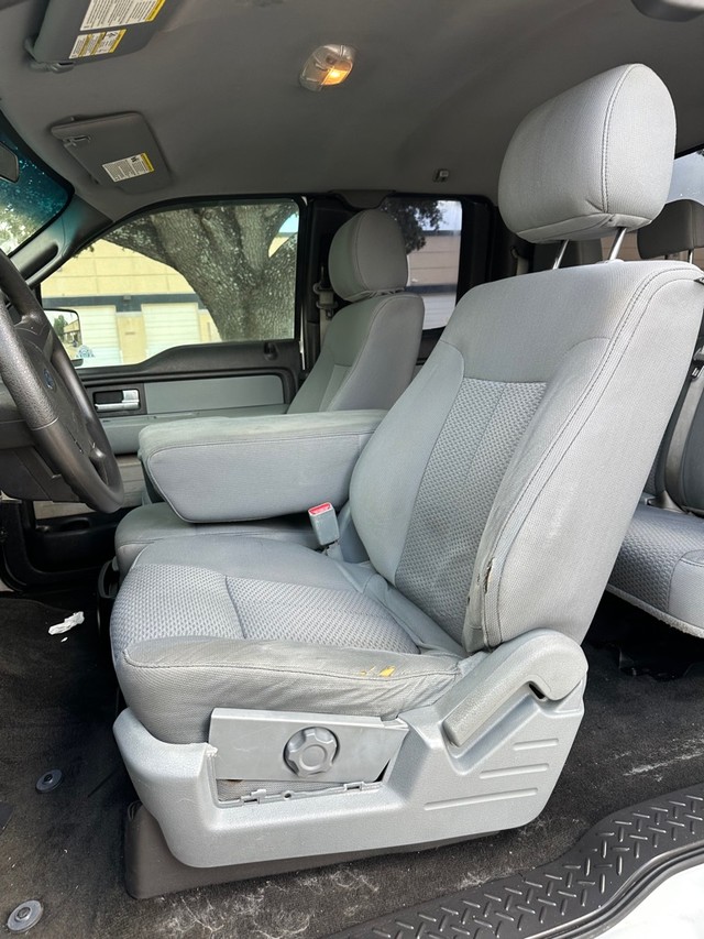 Ford F-150 Vehicle Full-screen Gallery Image 12