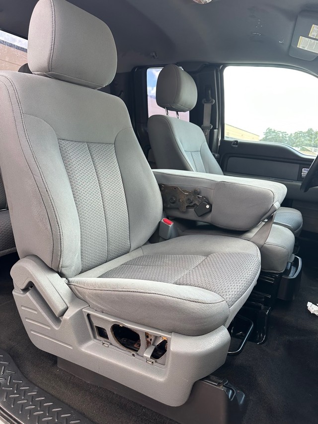 Ford F-150 Vehicle Full-screen Gallery Image 16