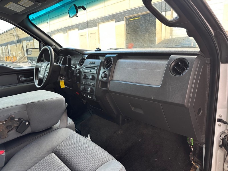 Ford F-150 Vehicle Full-screen Gallery Image 17