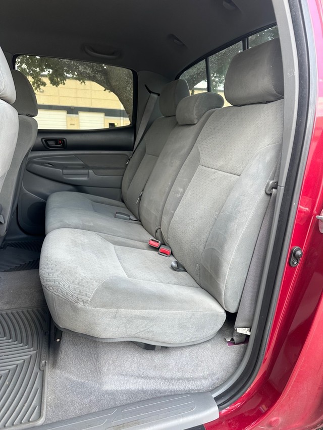 Toyota Tacoma Vehicle Full-screen Gallery Image 10
