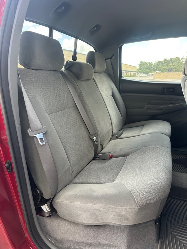 Toyota Tacoma Vehicle Full-screen Gallery Image 12