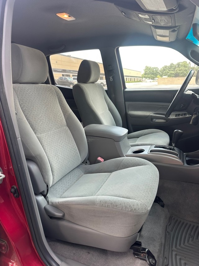Toyota Tacoma Vehicle Full-screen Gallery Image 14