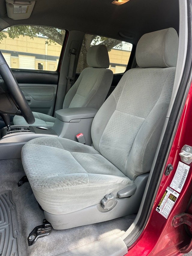 Toyota Tacoma Vehicle Full-screen Gallery Image 16