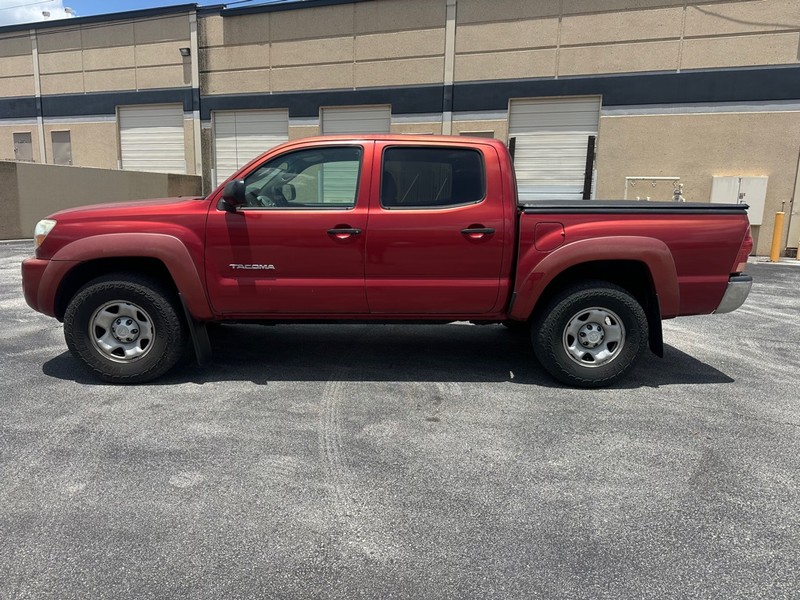 Toyota Tacoma Vehicle Full-screen Gallery Image 02