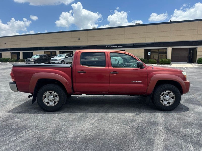 Toyota Tacoma Vehicle Full-screen Gallery Image 06