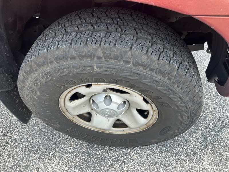 Toyota Tacoma Vehicle Full-screen Gallery Image 08