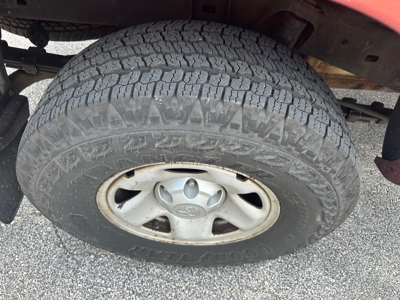 Toyota Tacoma Vehicle Full-screen Gallery Image 09