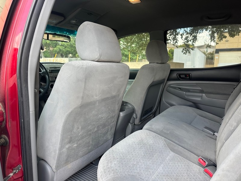 Toyota Tacoma Vehicle Full-screen Gallery Image 11