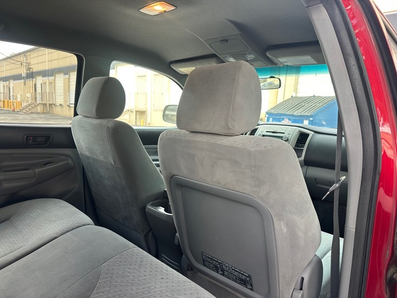 Toyota Tacoma Vehicle Full-screen Gallery Image 13