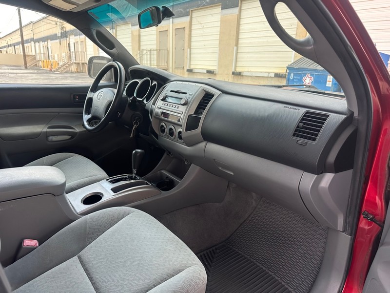Toyota Tacoma Vehicle Full-screen Gallery Image 15