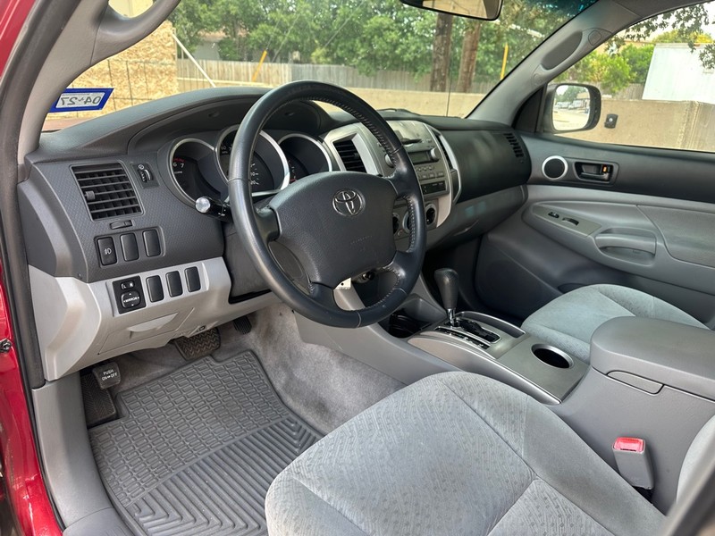 Toyota Tacoma Vehicle Full-screen Gallery Image 17