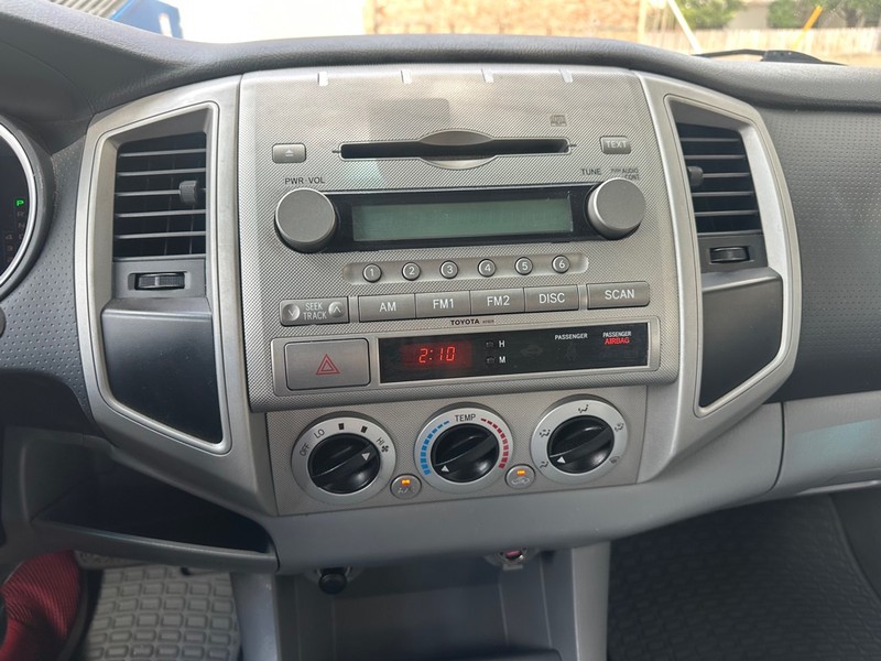 Toyota Tacoma Vehicle Full-screen Gallery Image 18