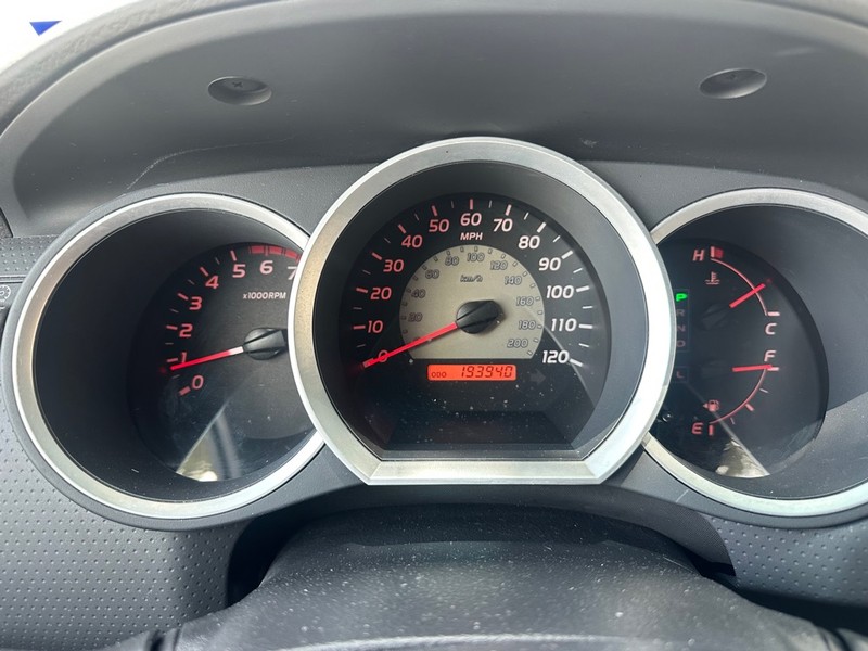 Toyota Tacoma Vehicle Full-screen Gallery Image 19