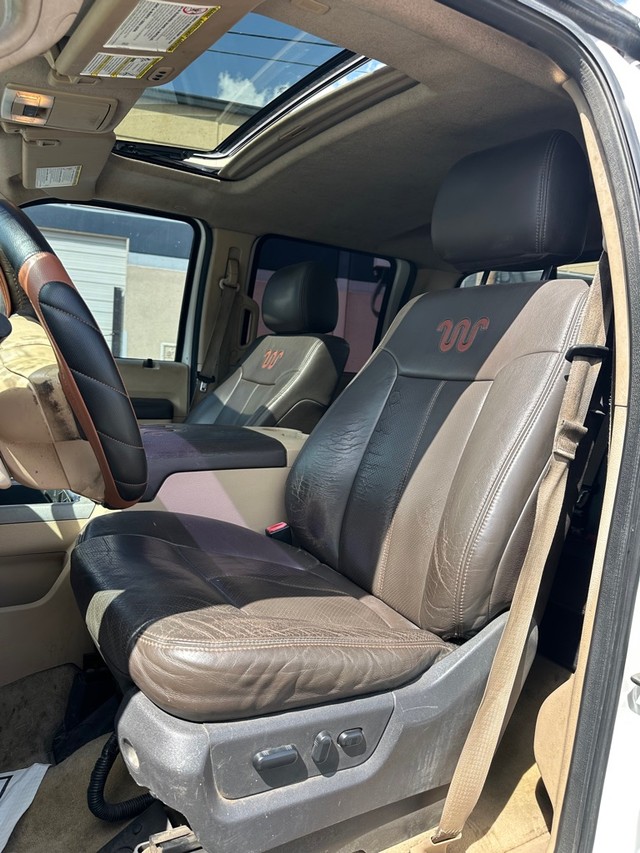 Ford Super Duty F-350 SRW Vehicle Full-screen Gallery Image 16