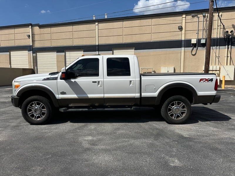 Ford Super Duty F-350 SRW Vehicle Full-screen Gallery Image 03