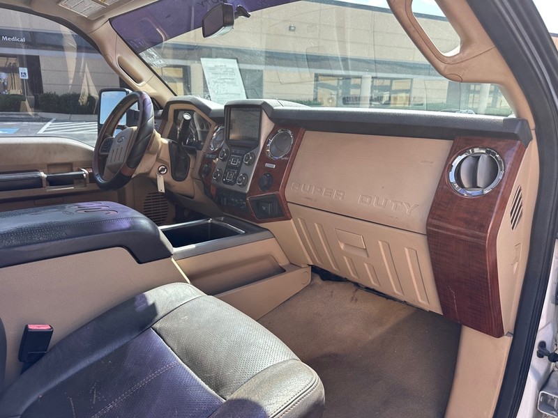 Ford Super Duty F-350 SRW Vehicle Full-screen Gallery Image 15