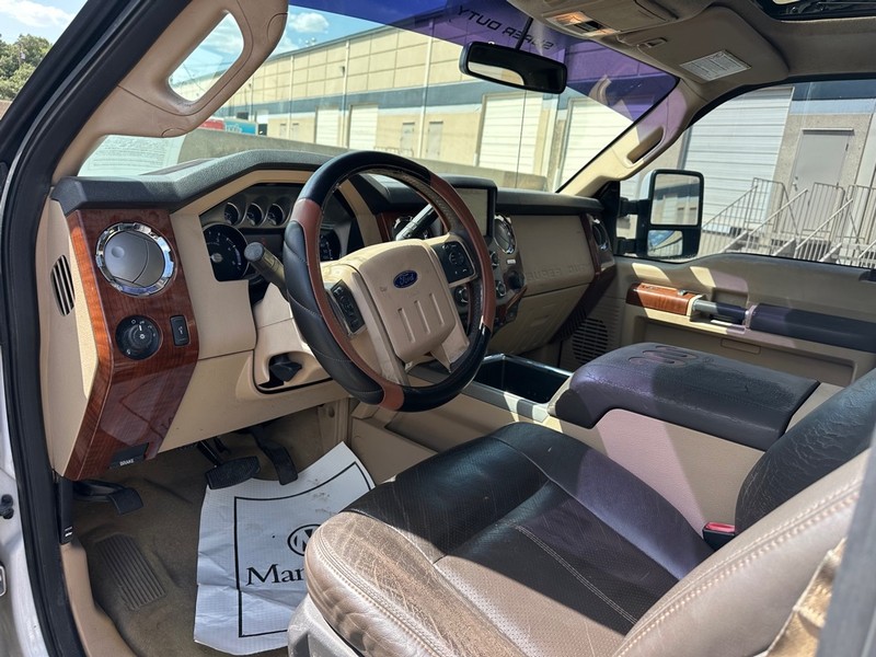 Ford Super Duty F-350 SRW Vehicle Full-screen Gallery Image 17