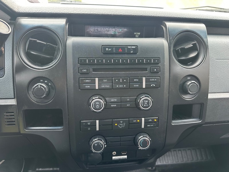 Ford F-150 Vehicle Full-screen Gallery Image 17