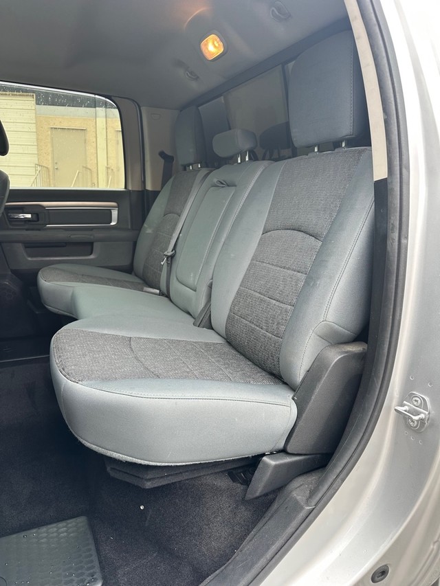 Ram 1500 Vehicle Full-screen Gallery Image 09