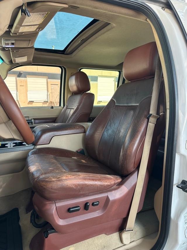 Ford Super Duty F-250 SRW Vehicle Full-screen Gallery Image 15