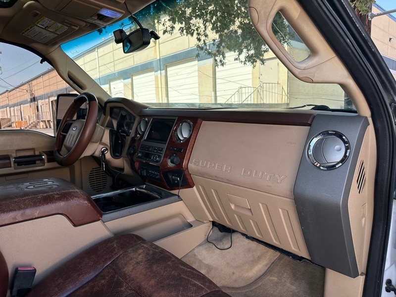 Ford Super Duty F-250 SRW Vehicle Full-screen Gallery Image 14