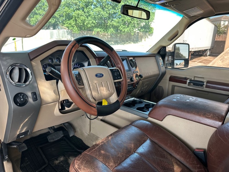 Ford Super Duty F-250 SRW Vehicle Full-screen Gallery Image 16