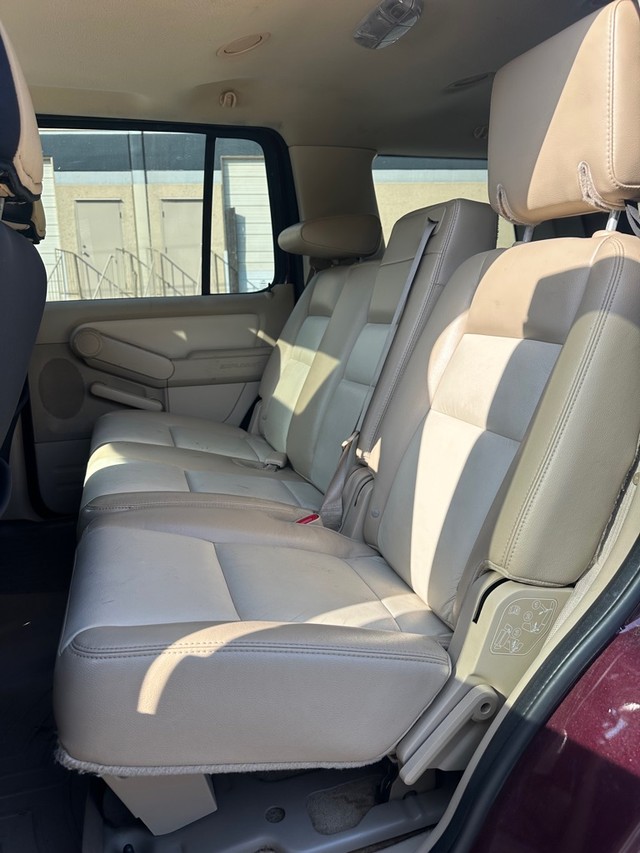 Ford Explorer Vehicle Full-screen Gallery Image 08