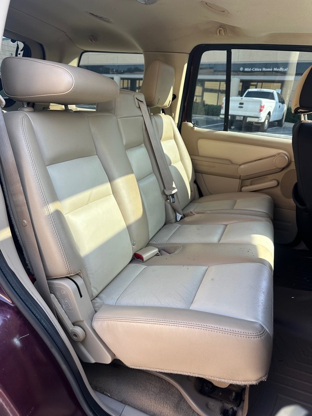 Ford Explorer Vehicle Full-screen Gallery Image 09