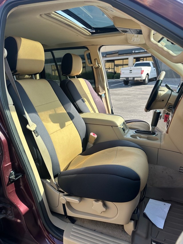 Ford Explorer Vehicle Full-screen Gallery Image 10