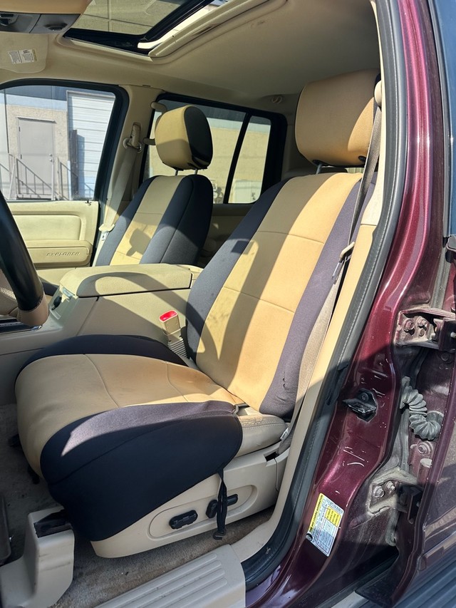 Ford Explorer Vehicle Full-screen Gallery Image 12