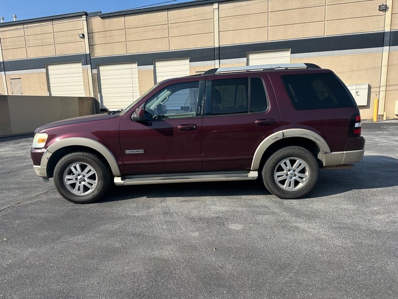 Ford Explorer Vehicle Full-screen Gallery Image 02