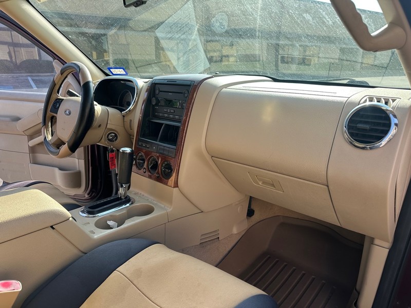 Ford Explorer Vehicle Full-screen Gallery Image 11