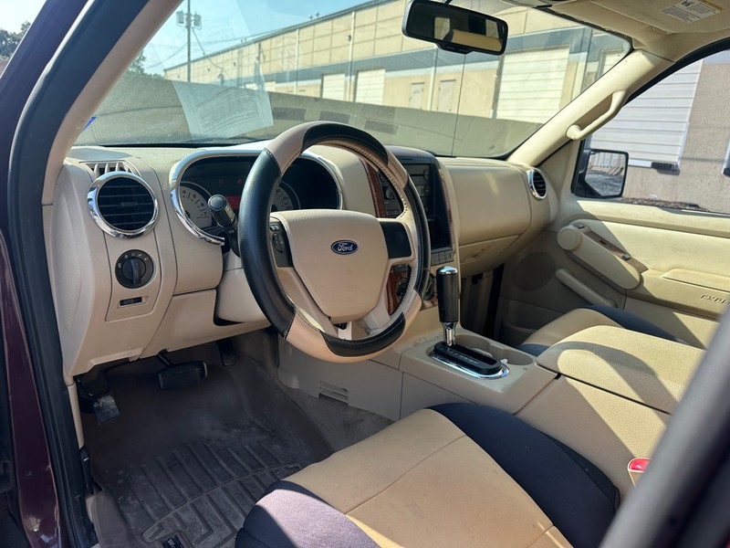 Ford Explorer Vehicle Full-screen Gallery Image 13