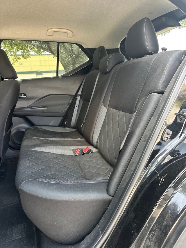 Nissan Kicks Vehicle Full-screen Gallery Image 08