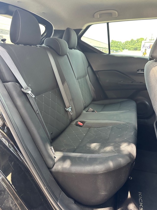 Nissan Kicks Vehicle Full-screen Gallery Image 09