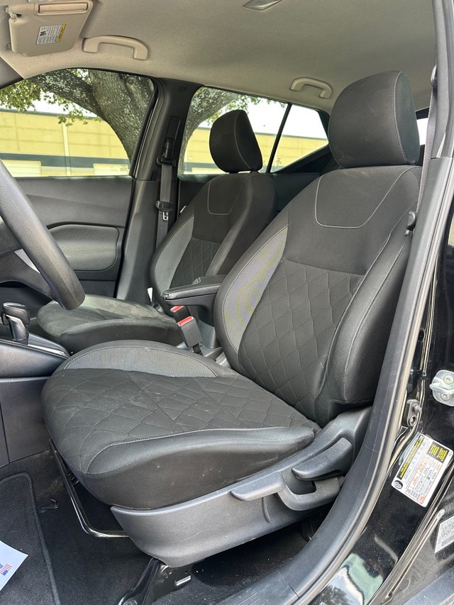 Nissan Kicks Vehicle Full-screen Gallery Image 12