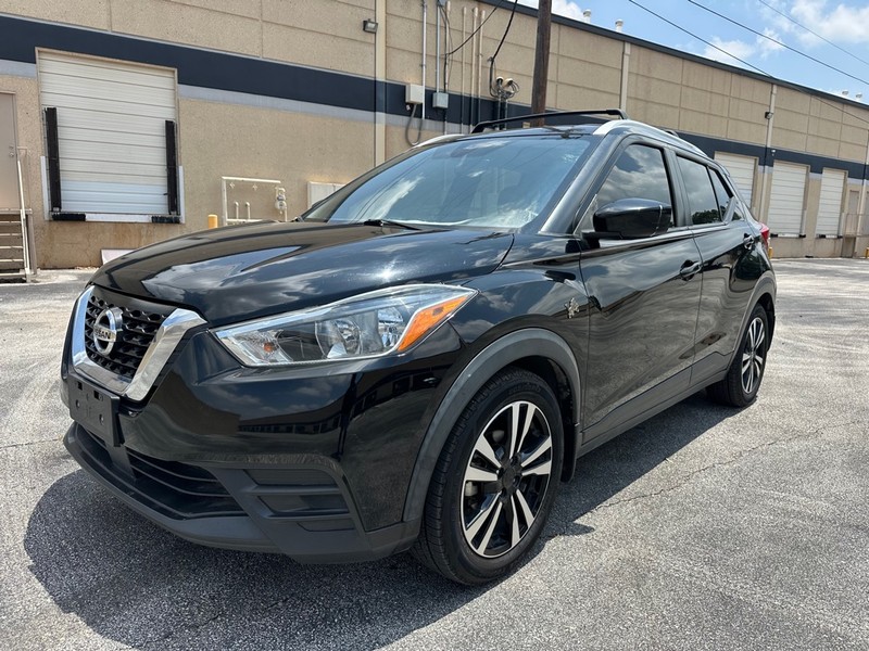 Nissan Kicks Vehicle Full-screen Gallery Image 01