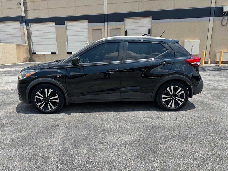 Nissan Kicks Vehicle Full-screen Gallery Image 02