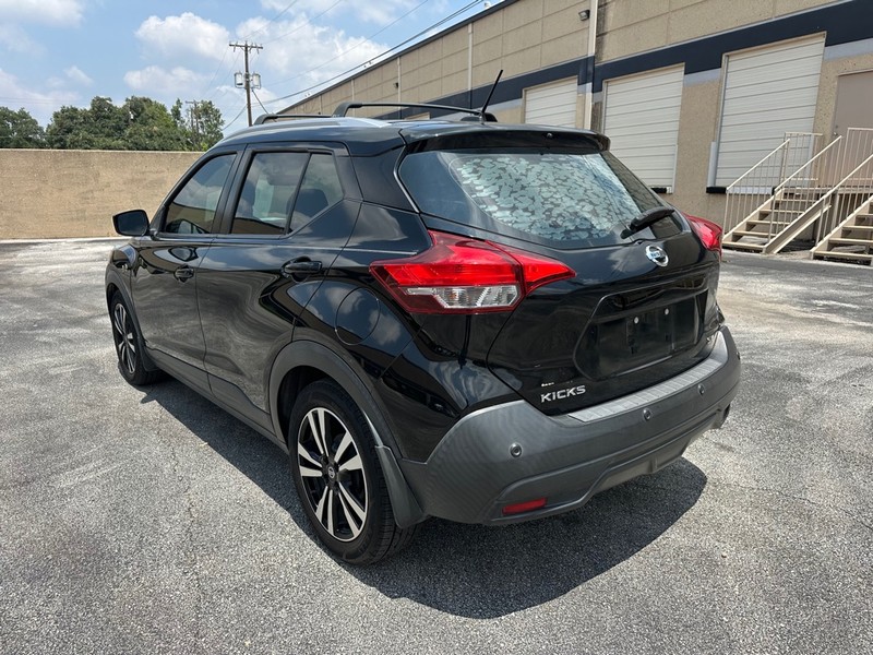 Nissan Kicks Vehicle Full-screen Gallery Image 03