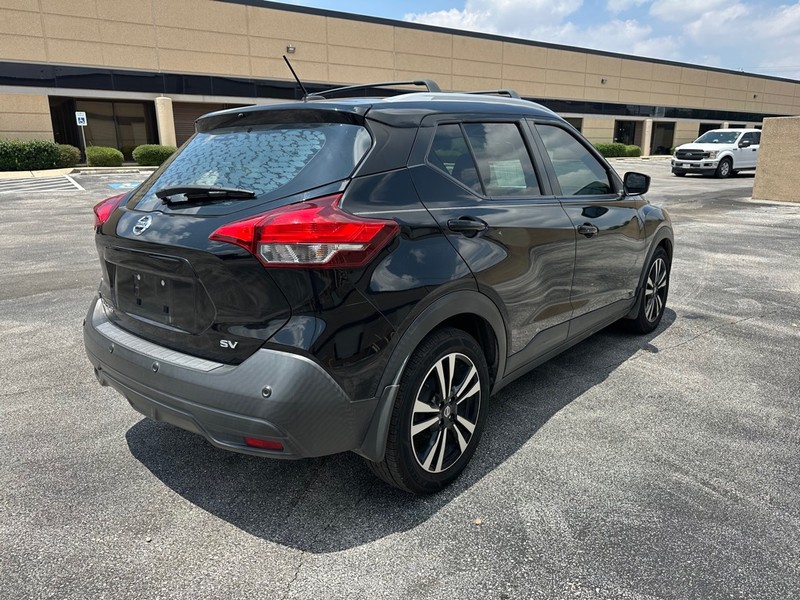 Nissan Kicks Vehicle Full-screen Gallery Image 04