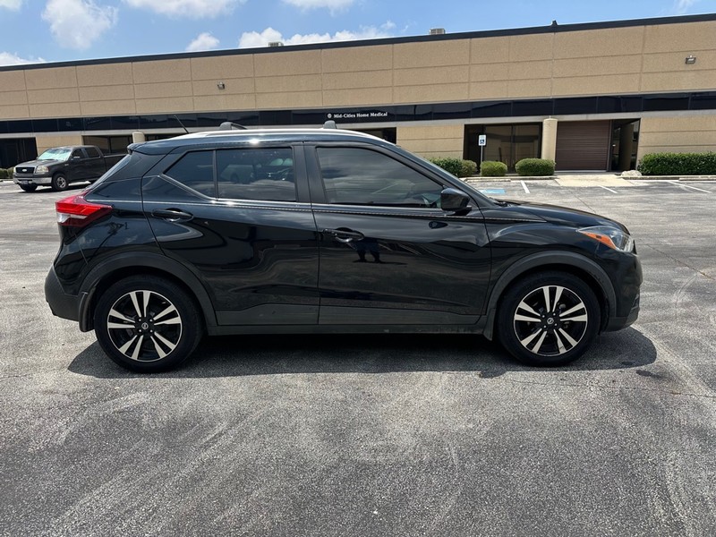 Nissan Kicks Vehicle Full-screen Gallery Image 05