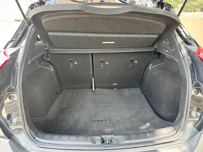 Nissan Kicks Vehicle Full-screen Gallery Image 07