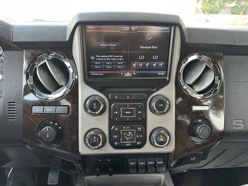 Ford Super Duty F-350 SRW Vehicle Full-screen Gallery Image 19