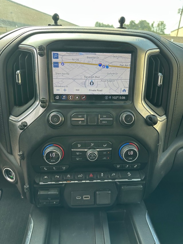 Chevrolet Silverado 1500 Vehicle Full-screen Gallery Image 17