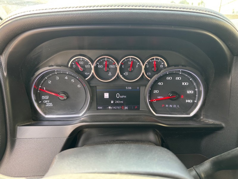 Chevrolet Silverado 1500 Vehicle Full-screen Gallery Image 18