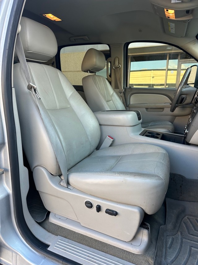 GMC Sierra 2500HD Vehicle Full-screen Gallery Image 11